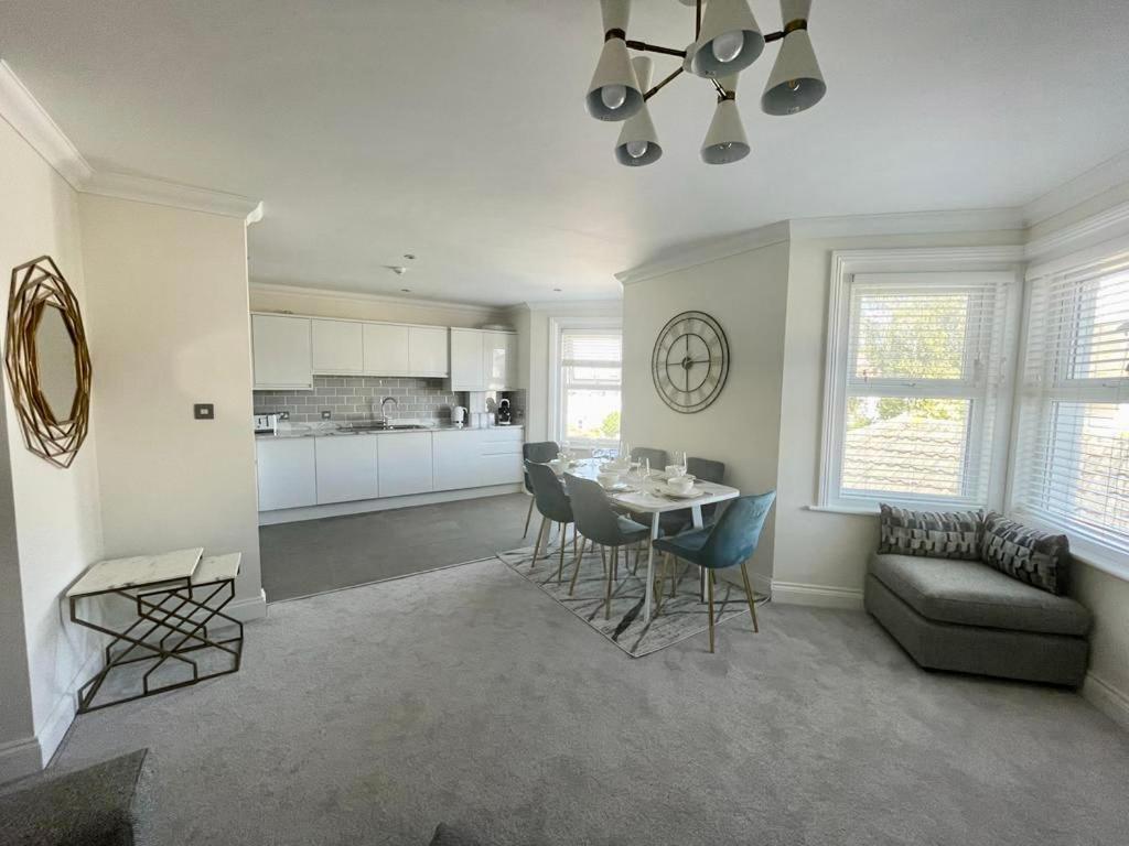 Exquisite Apartment, Stone Throw From The Beach Bournemouth Exterior photo