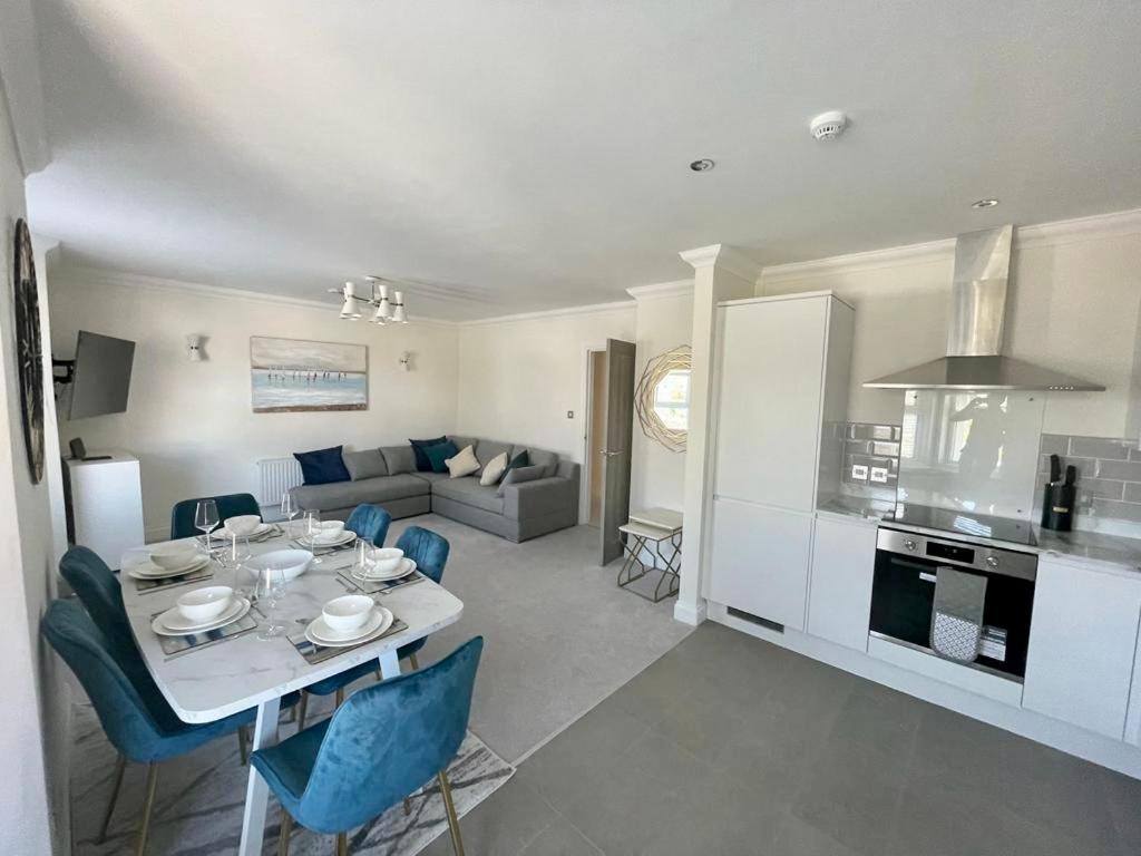 Exquisite Apartment, Stone Throw From The Beach Bournemouth Exterior photo
