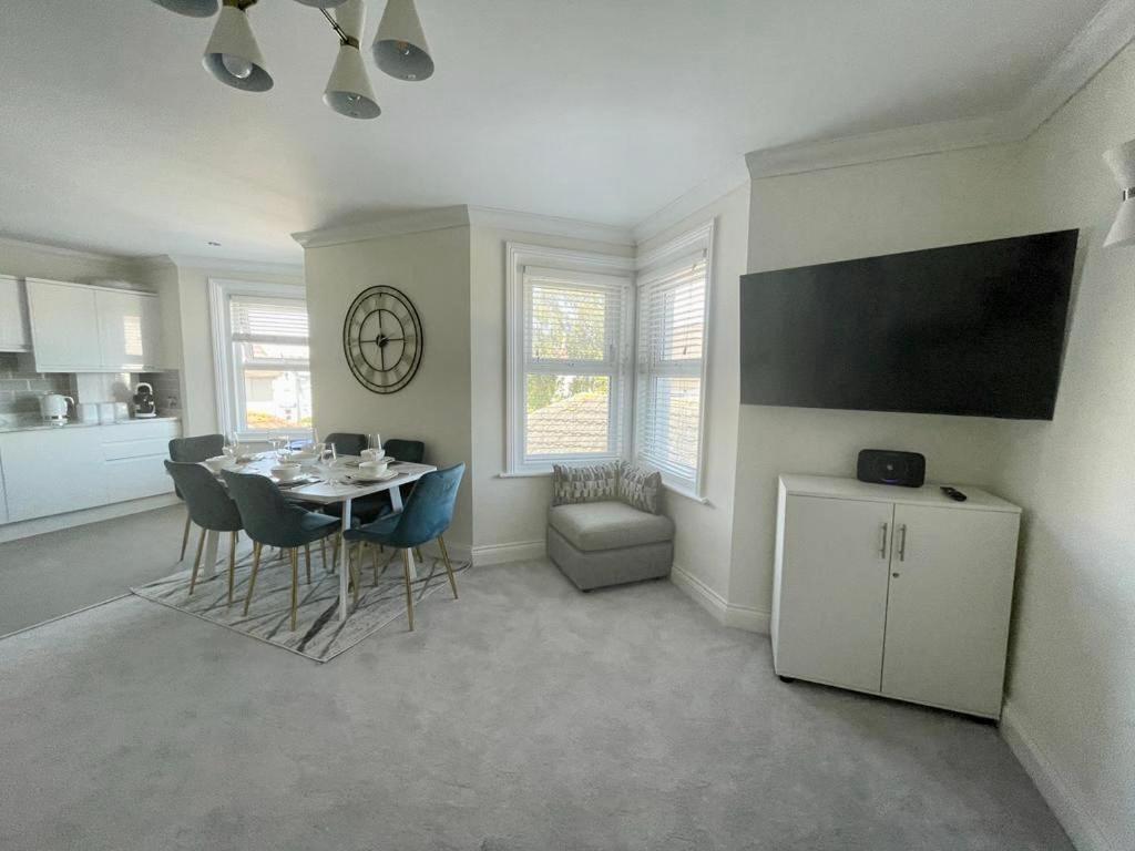 Exquisite Apartment, Stone Throw From The Beach Bournemouth Exterior photo